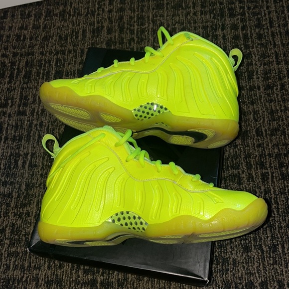 Nike volt foamposite youth size 6.5 worn once - Picture 4 of 5